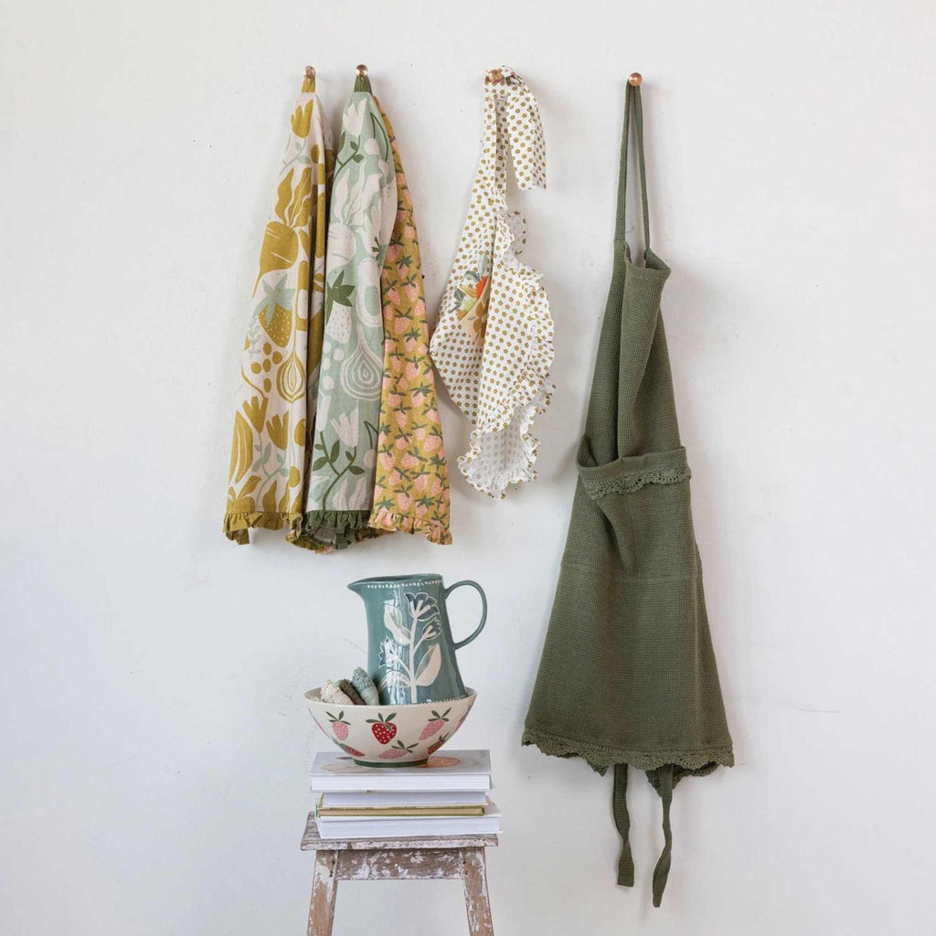 Apron-with-pockets-olive-green lifestyle image