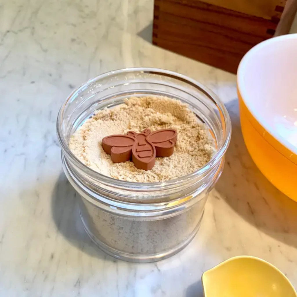 Bee Sugar Keeper Set in use